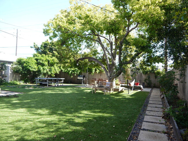 Building Photo - 3bed/1bath  house with PARKING, large back...