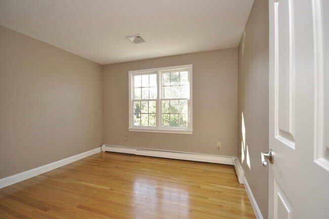 Building Photo - 8 Tiffany Rd