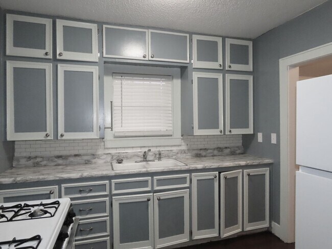 Building Photo - Charming 1 Bedroom, 1 Bath Upstairs Apartment