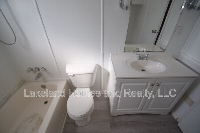 Building Photo - 4053 Bay Ave SE