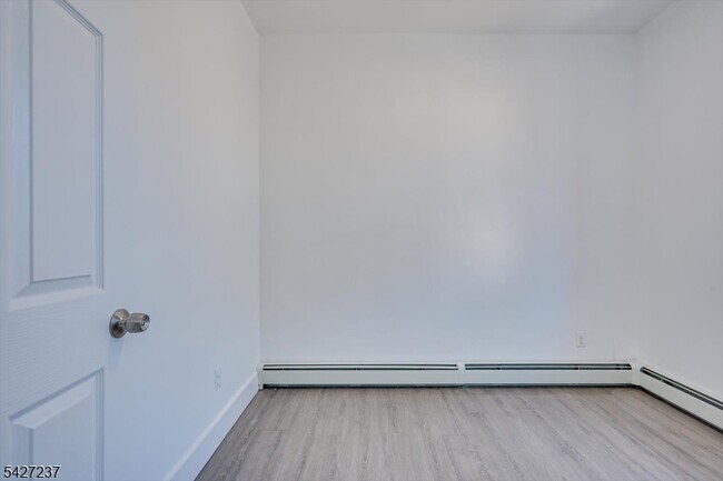 Building Photo - 520 E Jersey St