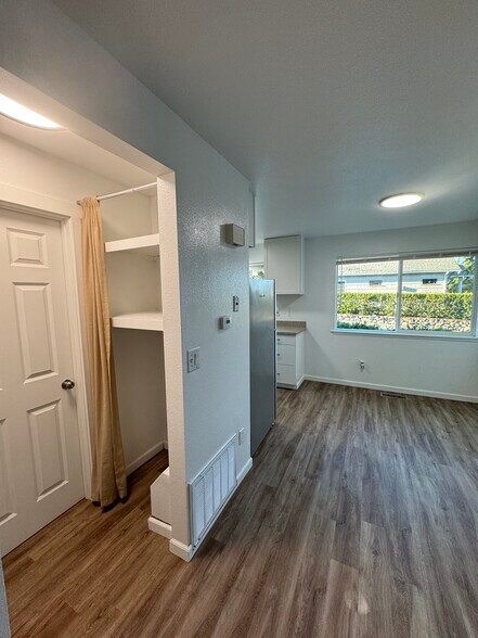 Building Photo - 5635 N 49th St