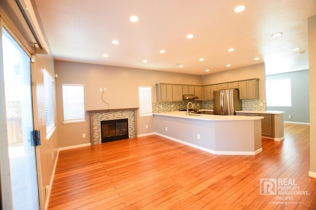 Building Photo - Newly Renovated 4 Bedroom with Parking