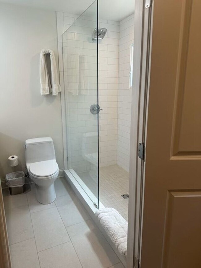 Building Photo - Fully Furnished House in West Hills – Knoxville, TN