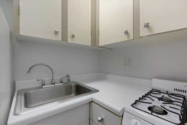 Building Photo - 3727 N Pine Grove Ave