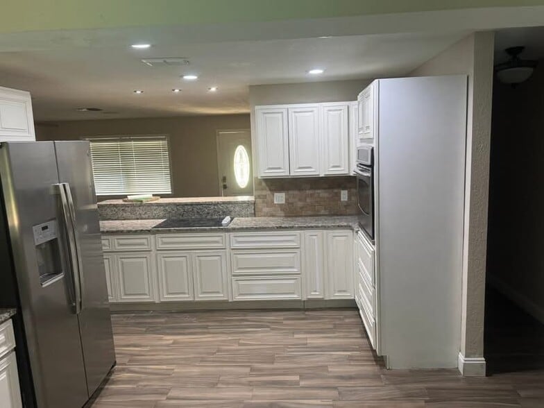 Building Photo - 9334 Sacramento Dr