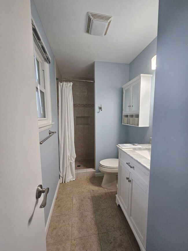 Building Photo - 400 Spring Lea Dr