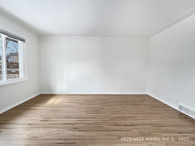 Building Photo - 2br 1ba 1cg ~ Security Deposit Free Altern...