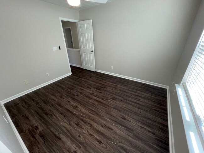 Building Photo - Updated 3BR Home - Woodstock