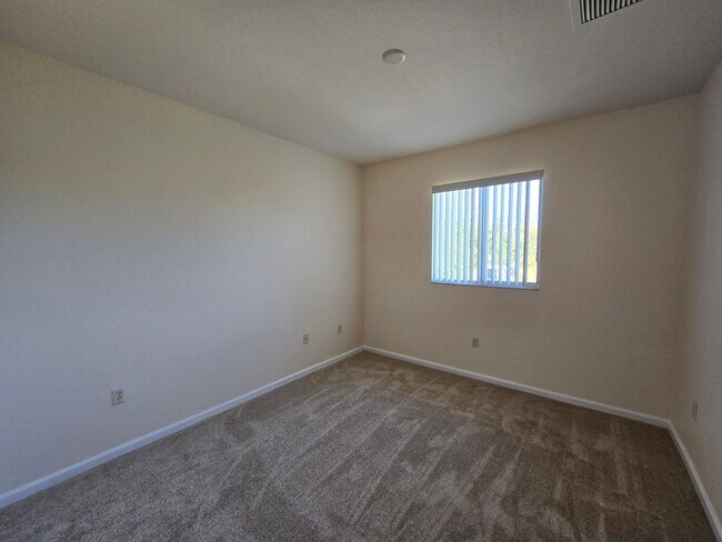 Building Photo - ANNUAL RENTAL - 3/2 BRADFORD PLACE