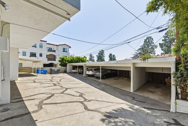 Building Photo - 2356 Montrose Ave