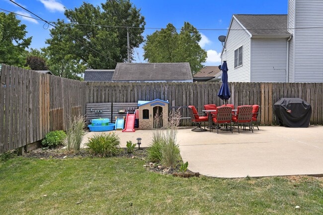 Building Photo - New Rental! 3 Bed, 2 Bath, 2 Car Garage, F...