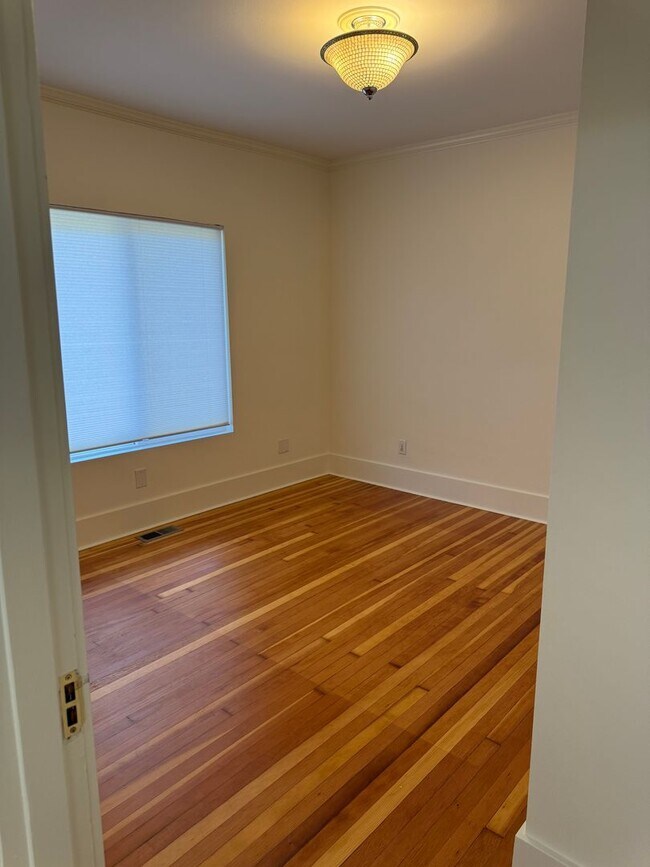 Building Photo - 2BR + Office Seward Park Home w/ A/C & 125...