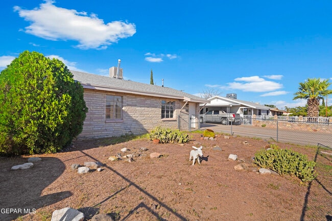 Building Photo - 5017 Sierra Madre Dr