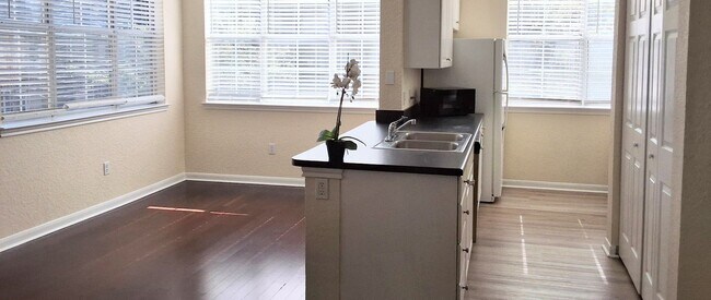 Building Photo - City View Wood Floor Updated Kitchen  2/2 condo at Park North Downtown Orlando