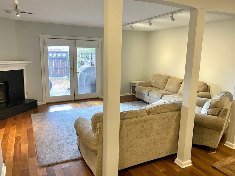 Living room (furniture not included) - 816 Oak St