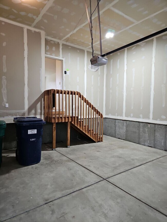 Building Photo - August free! 3 Bed/3.5 Bath Town Home for Rent in Bluffdale!