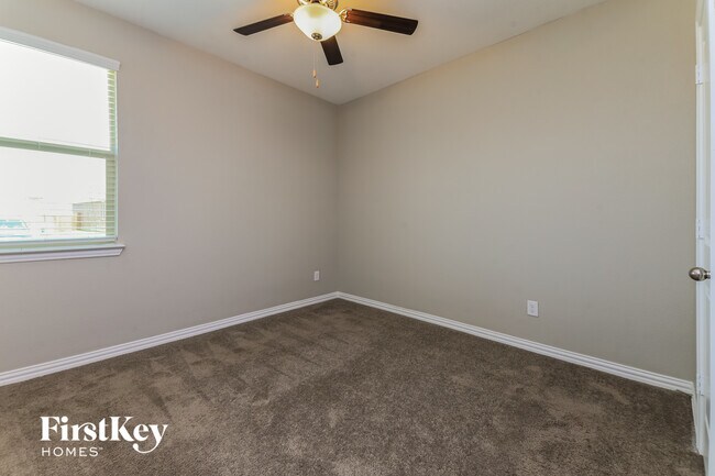 Building Photo - 2144 Clarion Dr