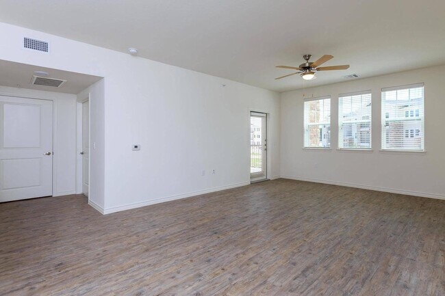 Building Photo - 4100 N Parkdale Ln