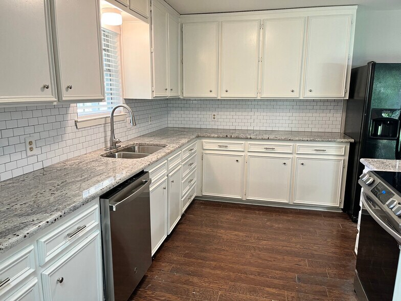 Building Photo - 405 Brenda Dr