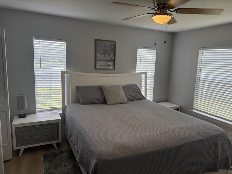 King size bed in master - 8933 Manor Loop