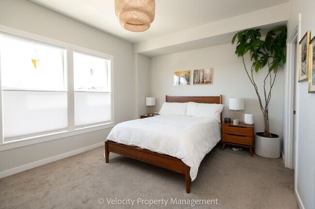 Building Photo - Light and Bright Townhome in NW Redmond!