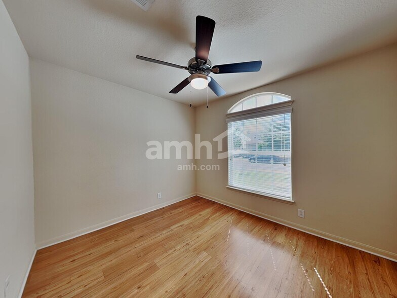 Building Photo - 2129 Hazelwood Dr