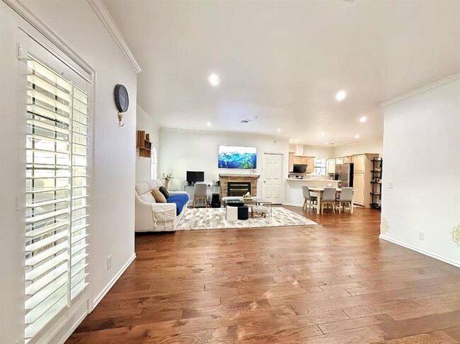 Building Photo - 6162 N Brookline Ave