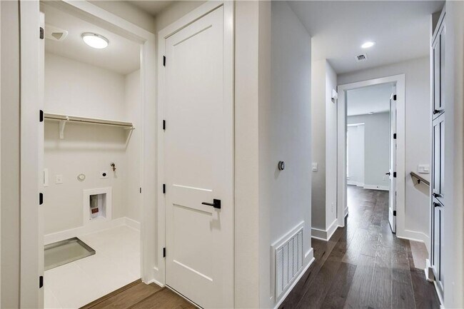 Building Photo - 3905 Vantage Dr