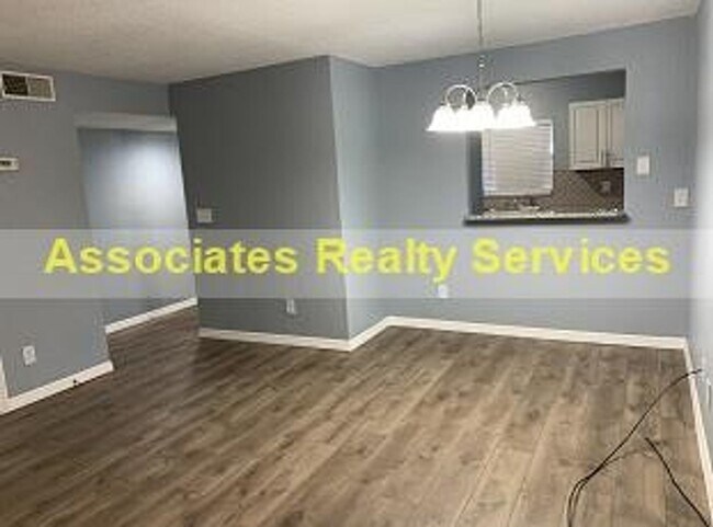 Building Photo - 2 Bed/2.5 bath End Unit Town home!  LOOK !!!