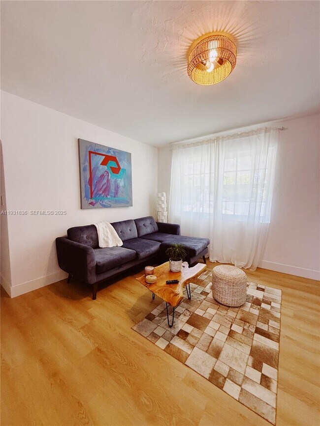 Building Photo - 1075 NE 120th St