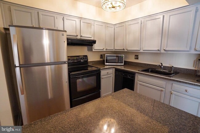 Building Photo - 10115 Prince Pl