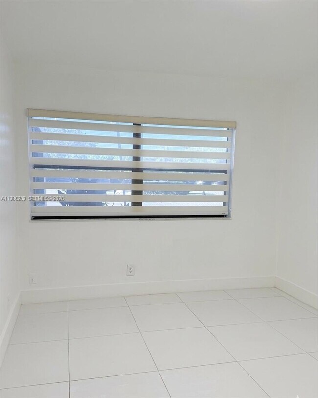 Building Photo - 220 Lakeview Dr