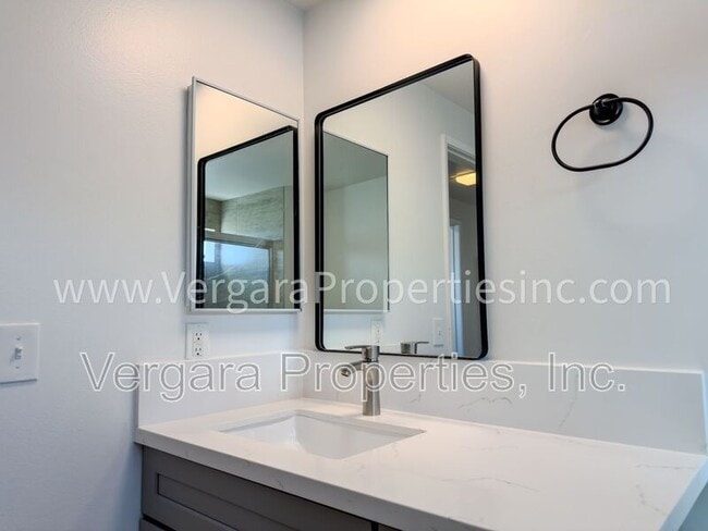 Building Photo - 18012 Manhattan Pl