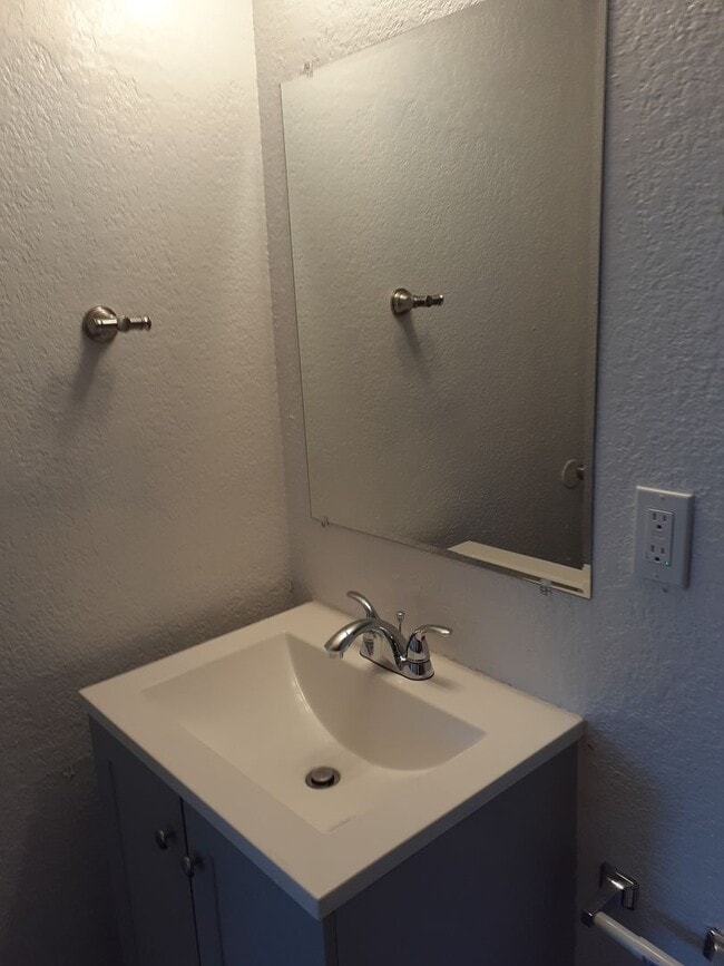 Building Photo - Spacious 4 Bed/2 Bath With Den  Updated Dec 2023.