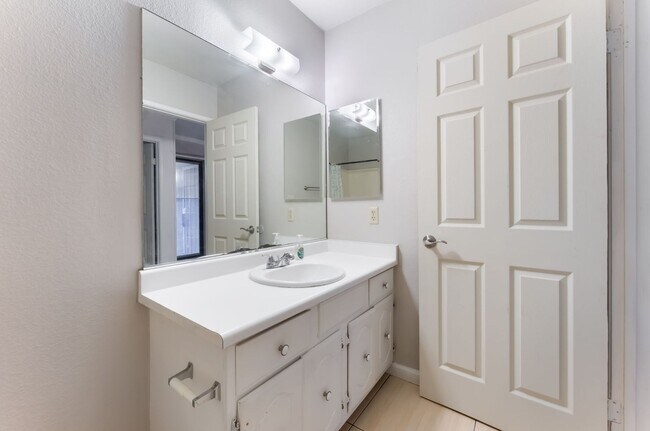 Building Photo - Two-bedroom, one bath single story townhou...