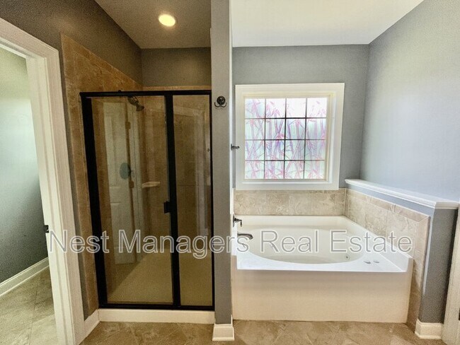 Building Photo - 4033 Hunting Path Dr