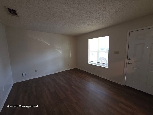 Building Photo - N Ridge 4-Plex