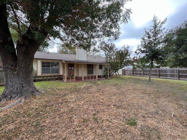 Building Photo - LOVELY 3 BEDROOM 2 BATH HOME IN NORTH EAST...