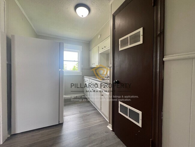 Building Photo - Cozy Anderson 2 Bedroom/1 Bathroom Cottage...