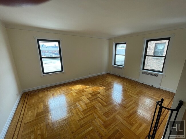 Building Photo - 4960 Broadway