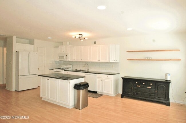 Building Photo - 574 Beachway Ave