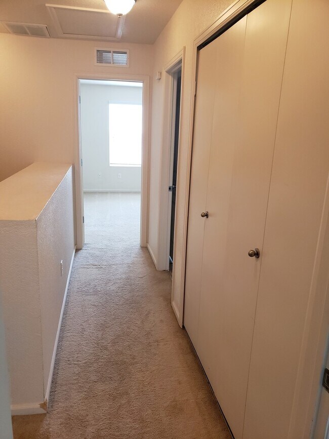 Building Photo - Great looking 2 bed 1.5 bath townhouse nea...