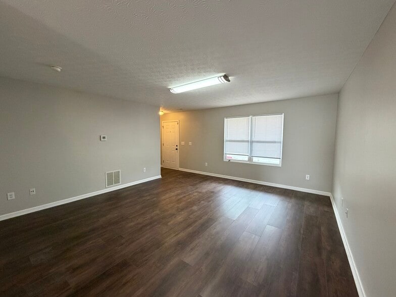 Building Photo - 1404 Bellow Falls Pl