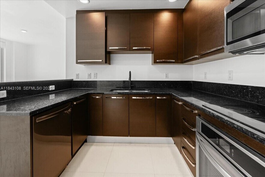 Building Photo - 3030 NE 188th St