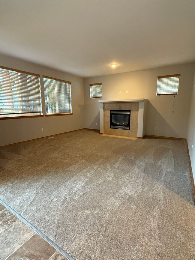 Building Photo - 5Bd/2.5Ba Maple Valley House