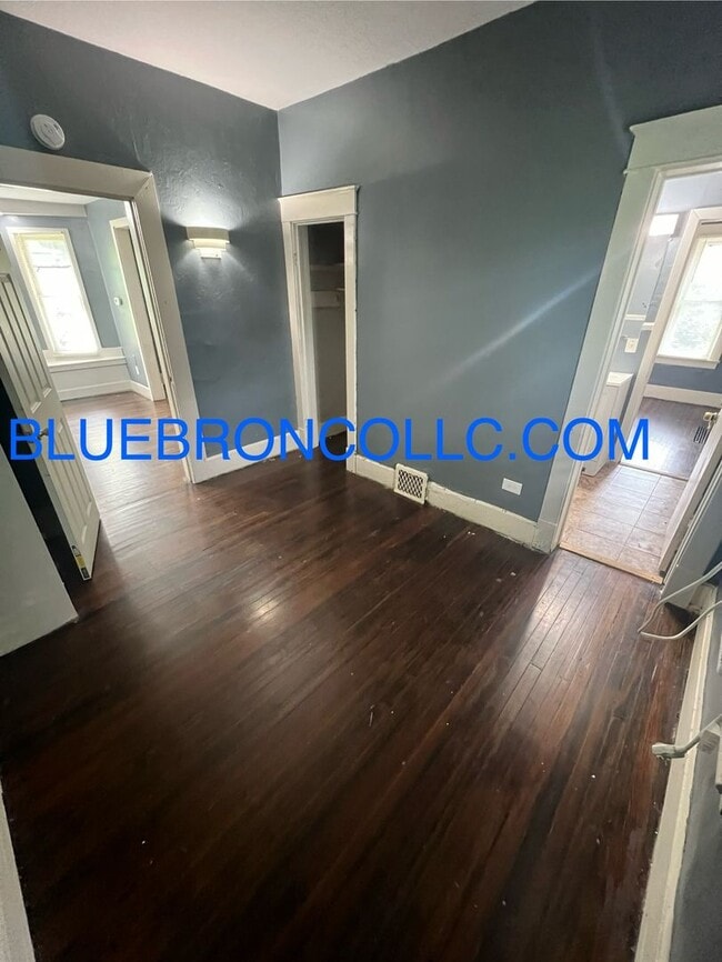 Building Photo - Cute 2 bedroom 1 bathroom home on corner lot.