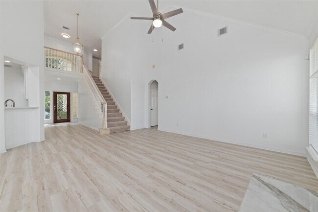 Building Photo - 304 Lago Vista St