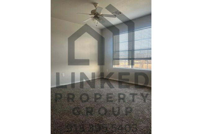 Building Photo - Townhome off Riverside in Tulsa!