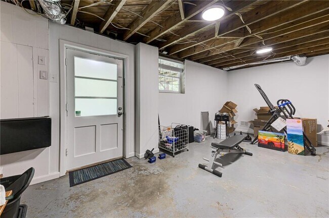 Building Photo - 2423 Woodacres Rd NE